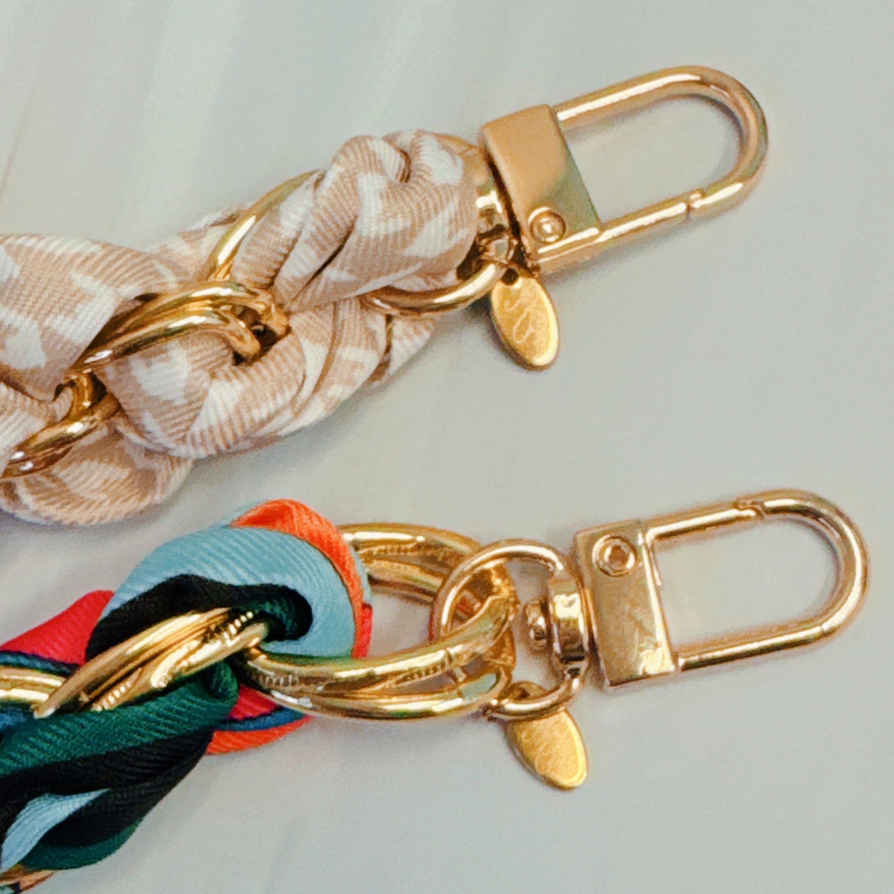 Correa para Móvil con Pañuelo Trenzado y Cadena | Mobile Phone Strap with Braided Scarf and Chain