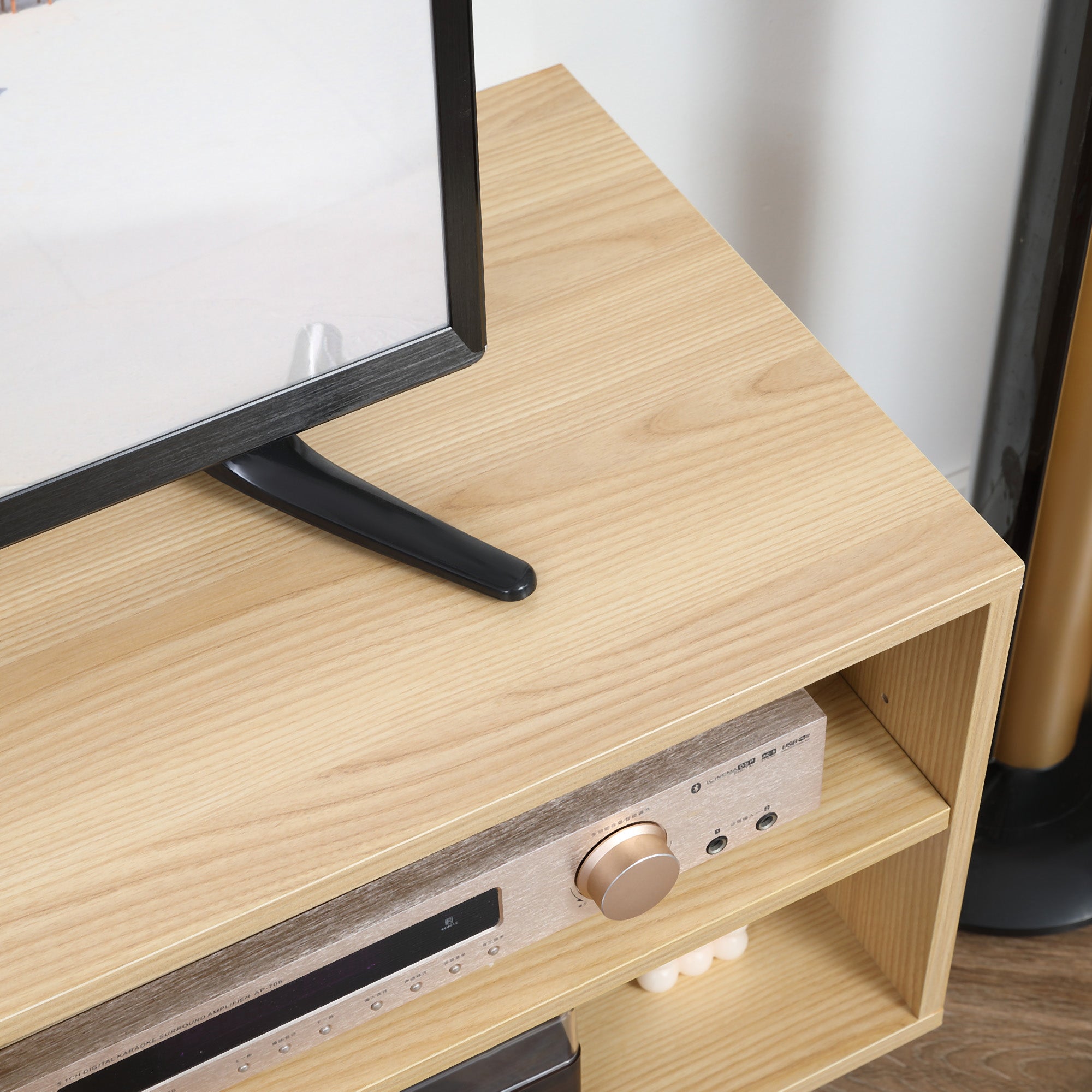 Meuble TV pour télévision jusqu'à 46 pouces design scandinave 2 portes 2 niches avec passe-câbles 110 x 39 x 48,8 cm