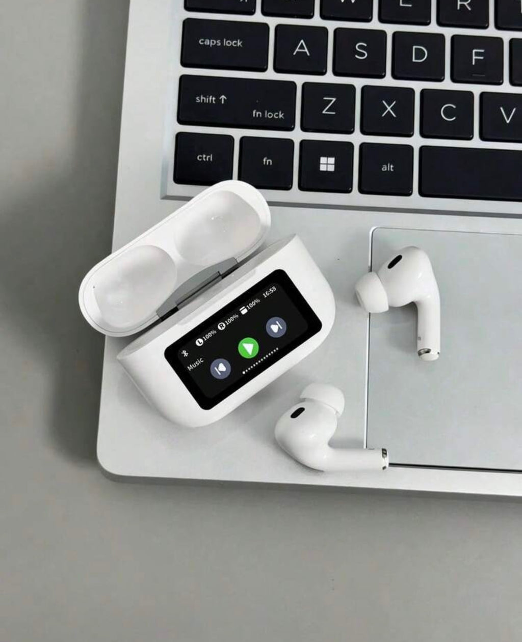 Auriculares A9 Pro junto a portátil / A9 Pro earbuds beside laptop