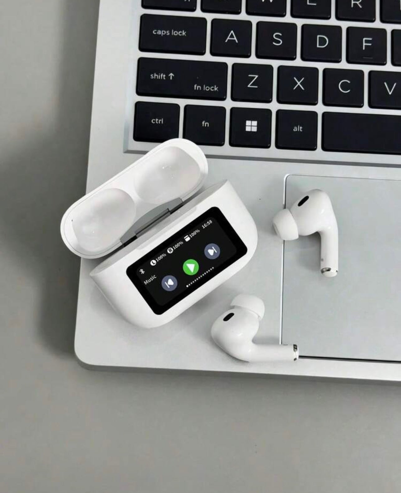 Auriculares A9 Pro junto a portátil / A9 Pro earbuds beside laptop
