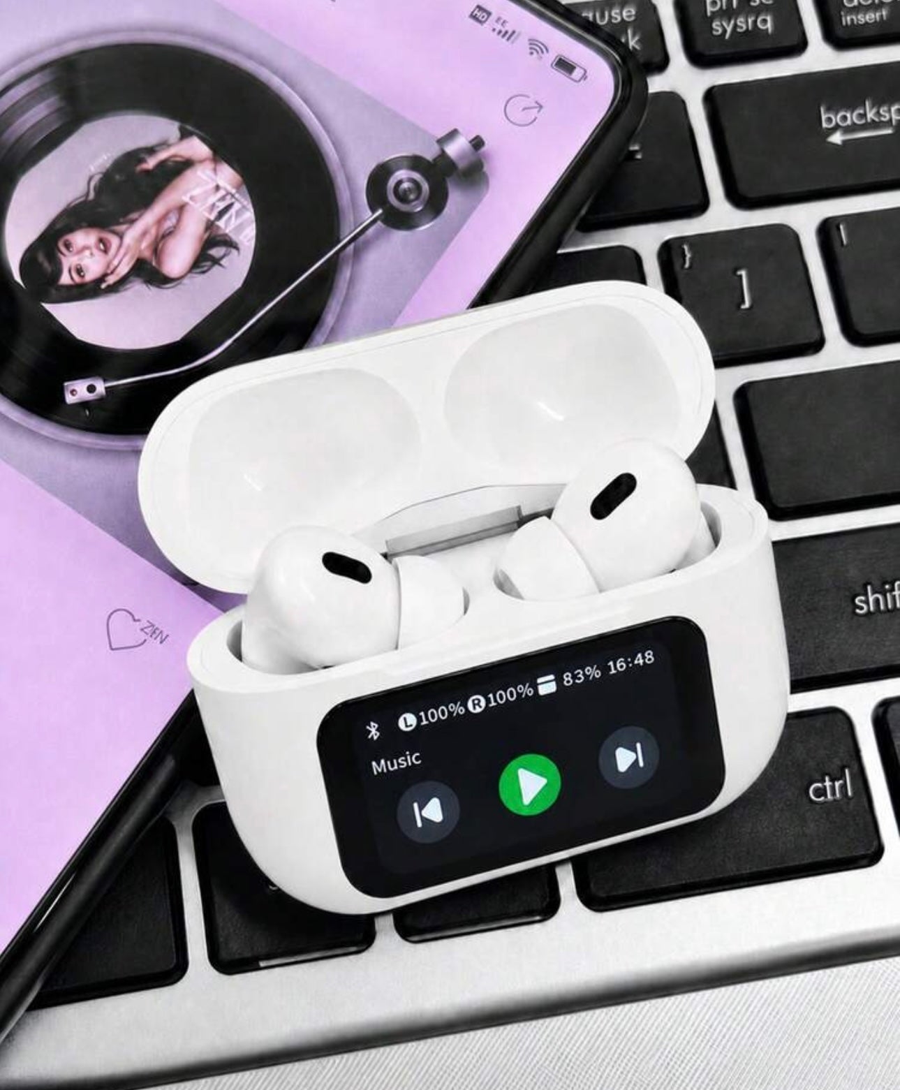 Auriculares A9 Pro con estuche de pantalla sobre teclado / A9 Pro display-case earbuds on keyboard