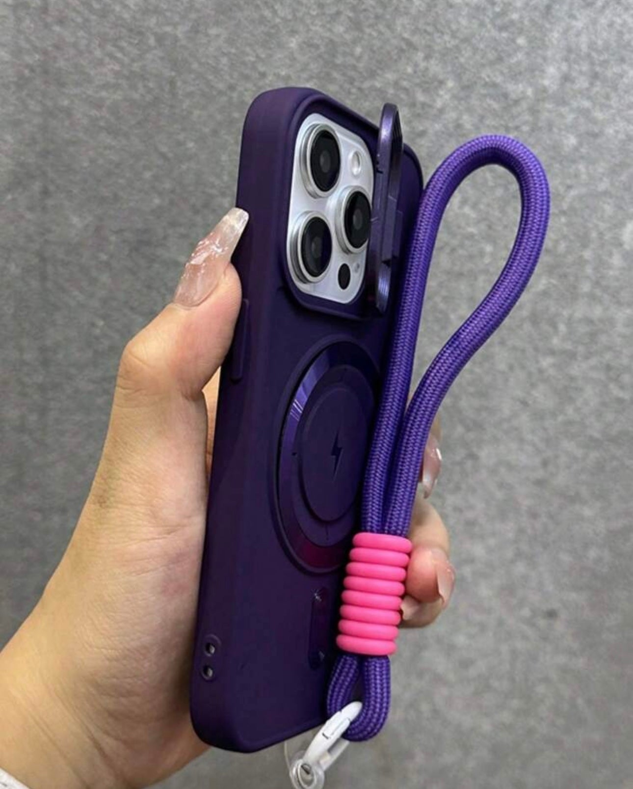 Funda morada de silicona magnética para iPhone con cordón y protector de cámara